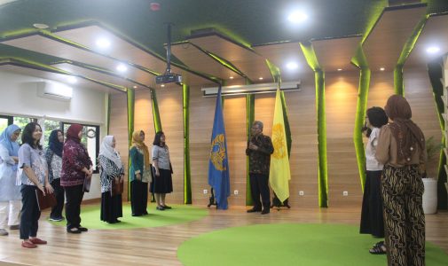 5 government employees at the Universitas Indonesia Faculty of Psychology received the Satyalancana Karya Satya Award